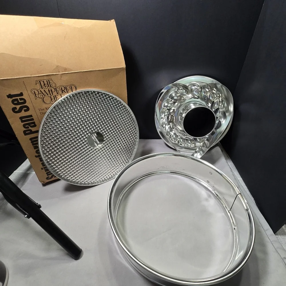 THE PAMPERED CHEF SPRINGFORM PAN SET WITH HEART #1540  with Box